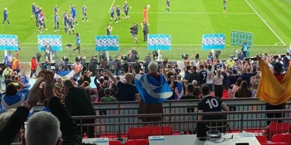 九游体育官网-【现场】苏格兰震惊温布利 英格兰球队和球迷皆败！