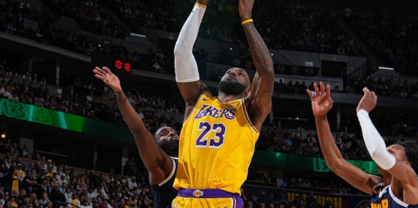 九游体育app-詹姆斯200岁还能扣太离谱！本人回应朋友称赞：6个笑哭了表情