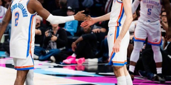 九游体育app-亚历山大40+7+11，字母空砍准三双，残阵雷霆20分大胜雄鹿创历史