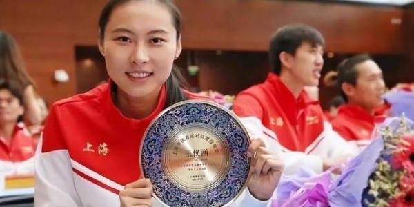 九游体育注册-羽坛女神王仪涵近况：进入大学当老师，嫁给师弟，1米78越来越美