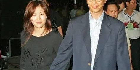 九游体育官网-恩爱24年逃不过现实！48岁伏明霞美若天仙，74岁梁锦松却衰老憔悴|婚姻|岁月|家庭|身体|时光_新浪娱乐_新浪新闻