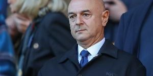 记者：热刺主席列维在美国陪伴上大学的女儿，不会观战欧超杯