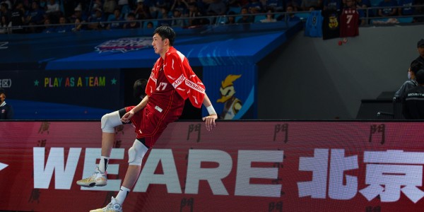 九游体育app-周琦观看阅兵并转发微博：爱我中华！