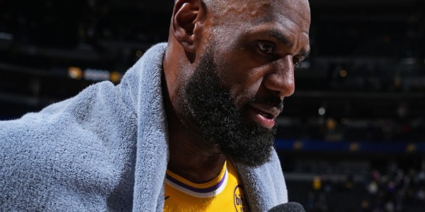 九游体育app-詹姆斯200岁还能扣太离谱！本人回应朋友称赞：6个笑哭了表情